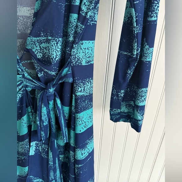 BCBGMaxAzria Wrap Dress Size Small Navy and Aqua Patterned - Picture 2 of 4